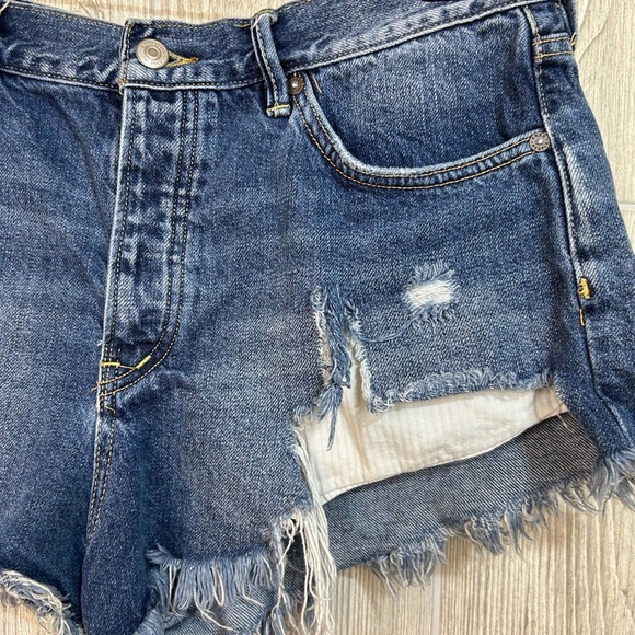 We The Free Distressed Exposed Pocket Jean Shorts with Frayed Hem Size 31 - Picture 10 of 15